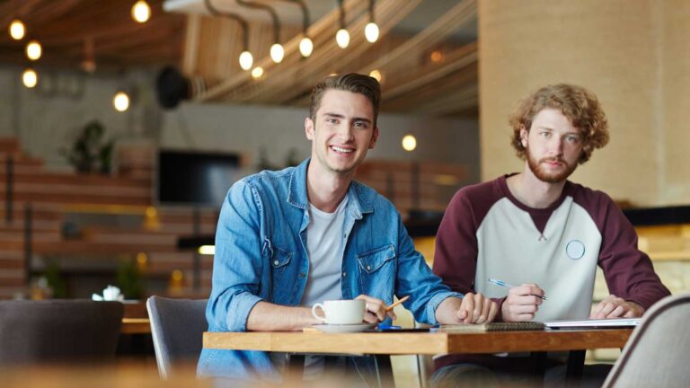 18 Trabajos para estudiantes que quieren ganar dinero